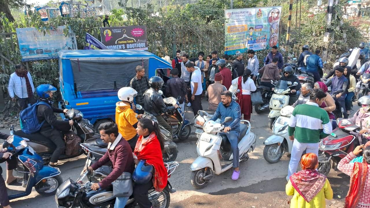 रायवाला में रेलवे फाटक के पास विक्रम से  बेहोश होकर गिरा व्यक्ति- स्रोत- जागरूक पाठक