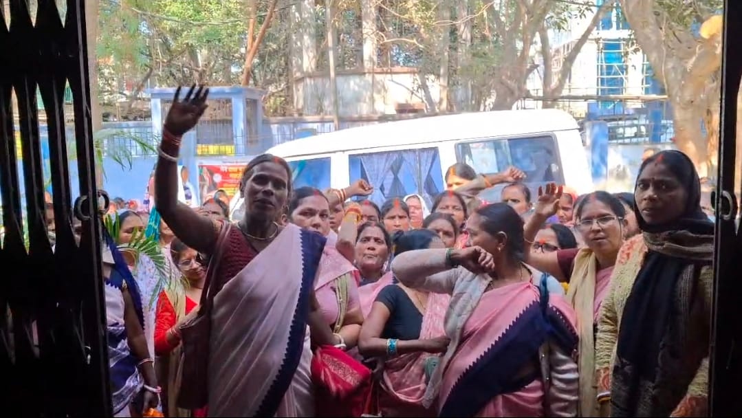 asha workers staged protest at cs office demanding payment of honorarium, health department, rohtas bihar news