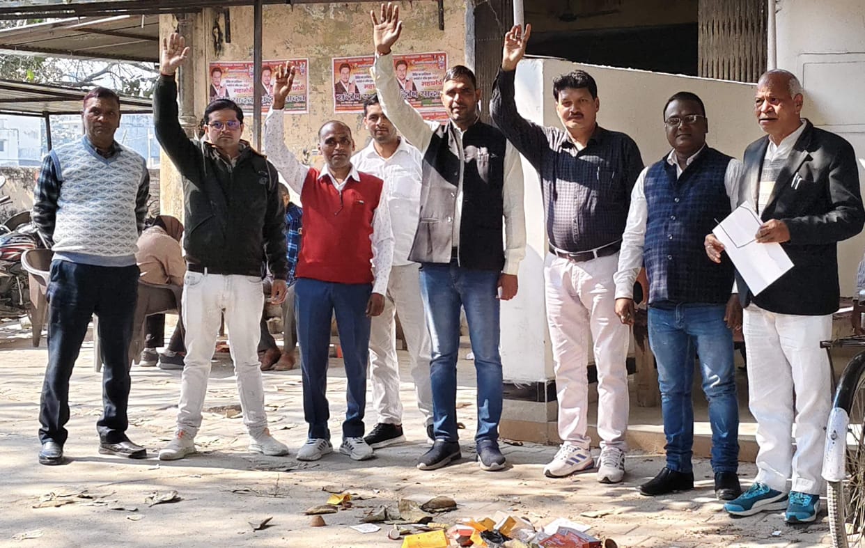 Angry lawyers protested against the filth spread in the tehsil.