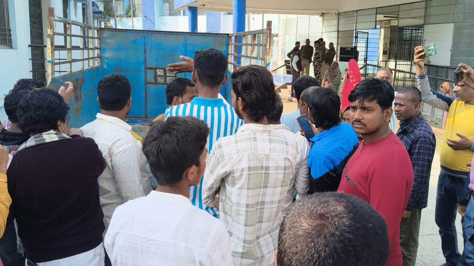 सदर अस्पताल परिसर में जुटी भीड़।