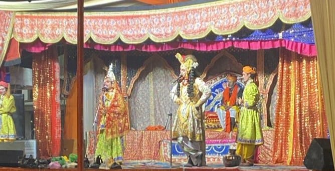 Devotees were moved by the staging of the meeting of Shri Krishna and Sudama.