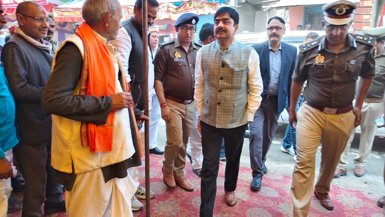 Commissioner and DIG inspected Tameshwarnath Dham.