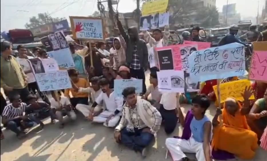 दुष्कर्म के खिलाफ हाथों में तख्ती लेकर प्रदर्शन करते लोग