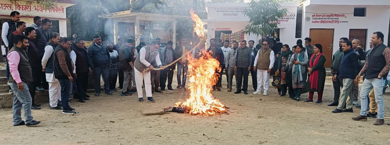 Teachers burnt the effigy of Union Minister Jayant Chaudhary
