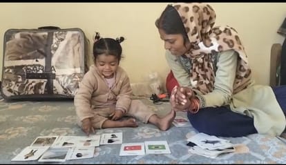 22 माह की सतीक्षा आदर्शी अपनी मां के साथ पढ़ते