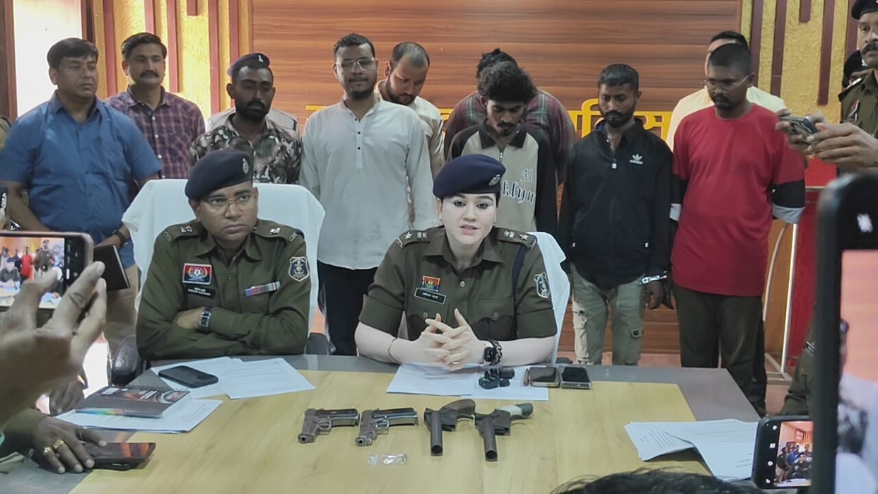 Seven accused arrested with illegal weapons police seized two pistols