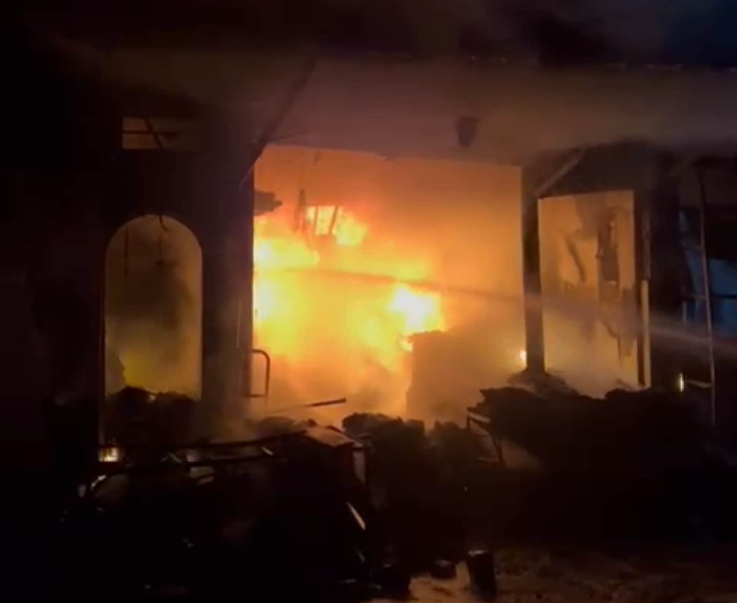 आग बुझातीं दमकल गाड़ियां।