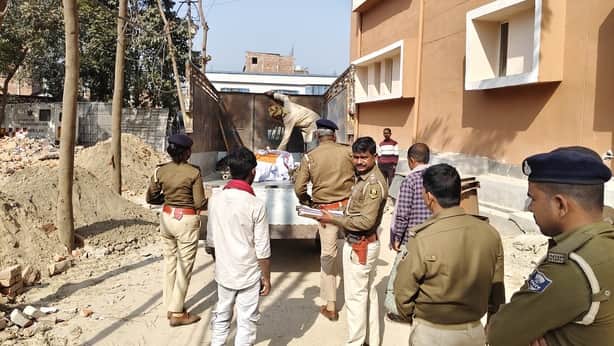 अर्थी सहित लड़की का शव लेकर पोस्टमार्टम के लिए पहुंची पुलिस