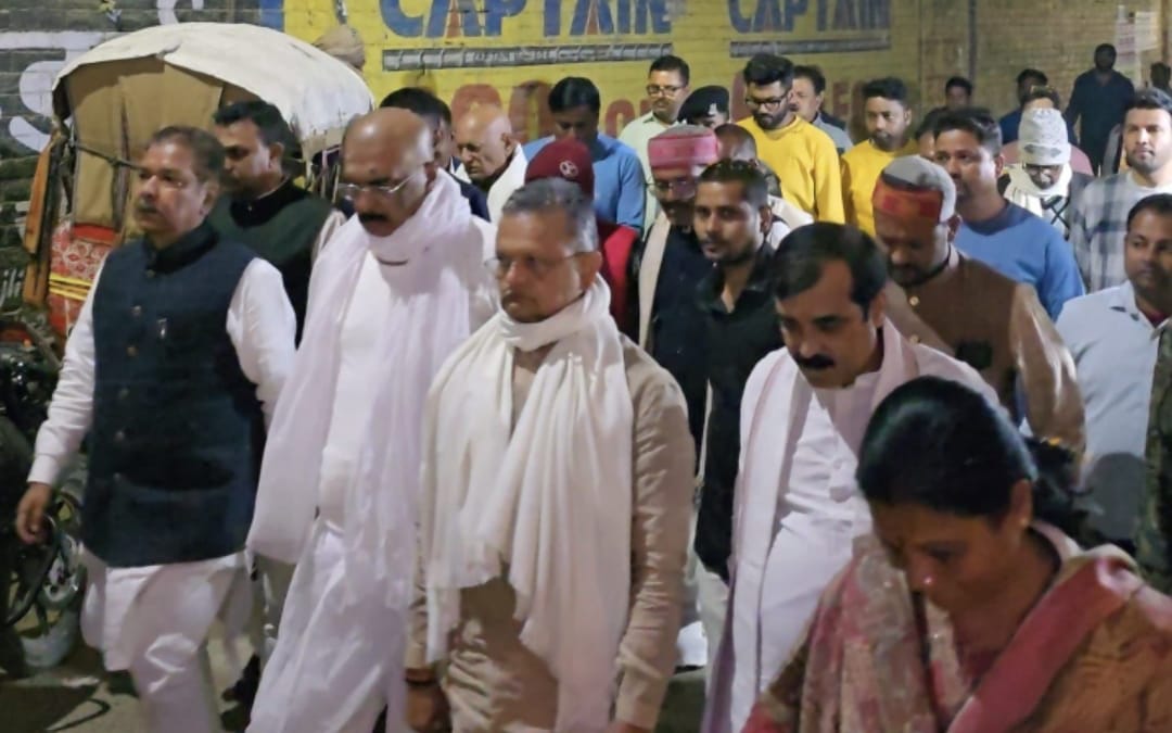 अंतिम संस्कार में शामिल होते डॉ दिलीप जायसवाल