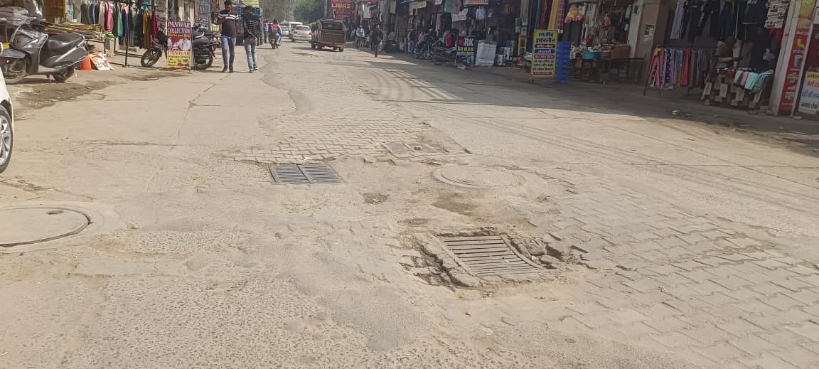 The department got the broken lid of the chamber on the city's busiest Tehsil Road repaired