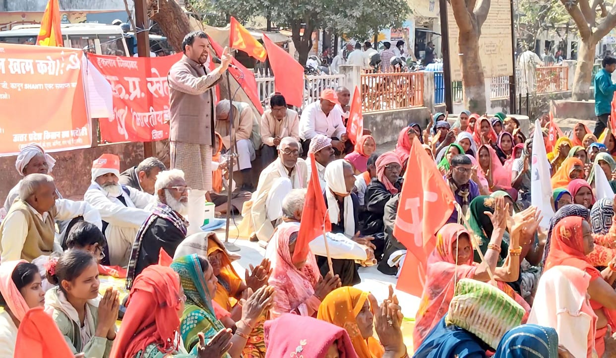 Trade unions held a sit-in protest against the labor reform bill