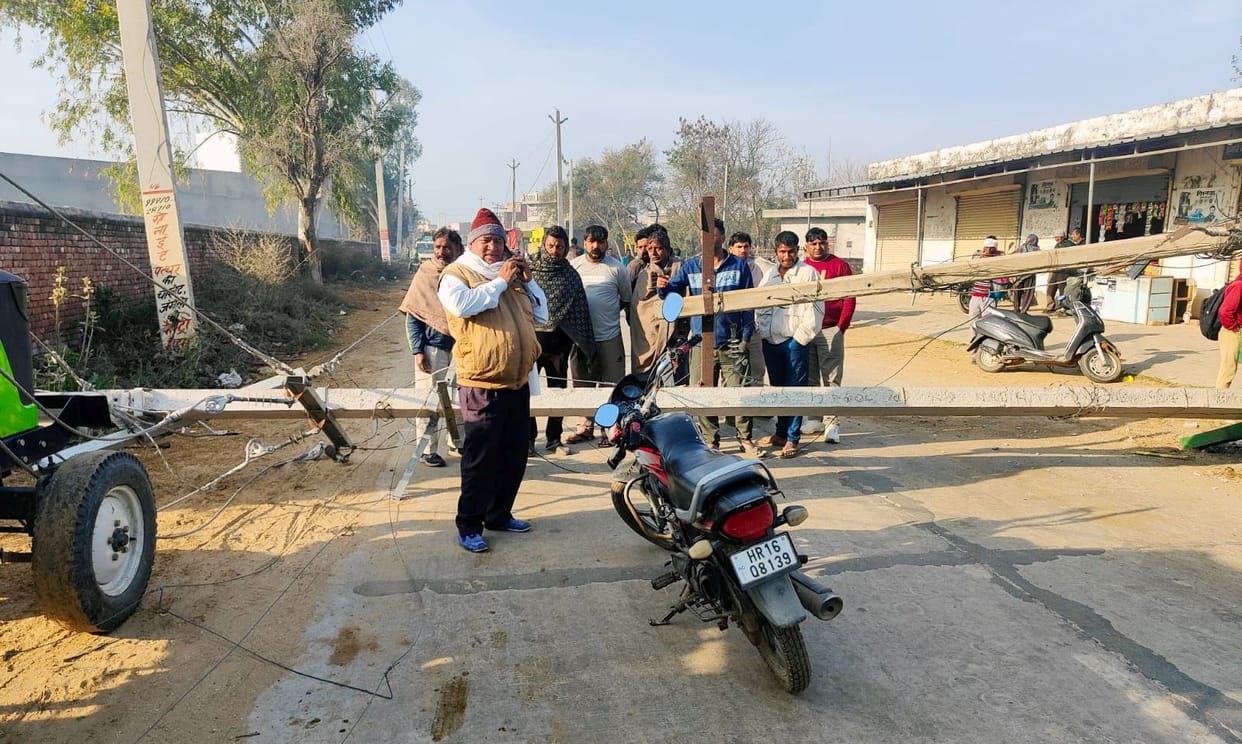 A tractor trolley collided with an electric pole and fell onto the road, closing the main Bhiwani-Maham road.