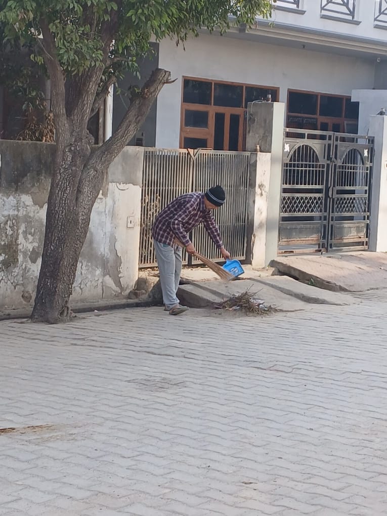 Mahashivratri on 15th... Cleaners are not coming to Radha Nagar, Sikandra... People themselves are busy cleaning the streets, neighborhoods and drains.