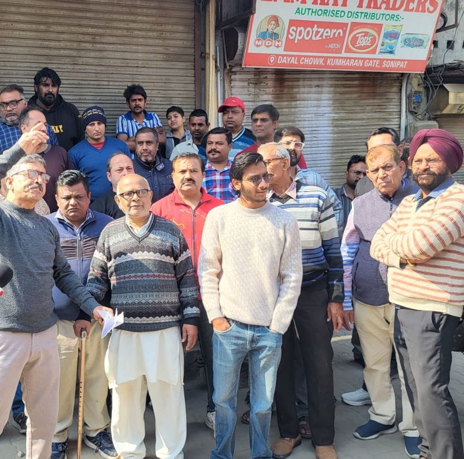 Seeing action being taken against banned single-use plastic, the market was closed and officials were surrounded.