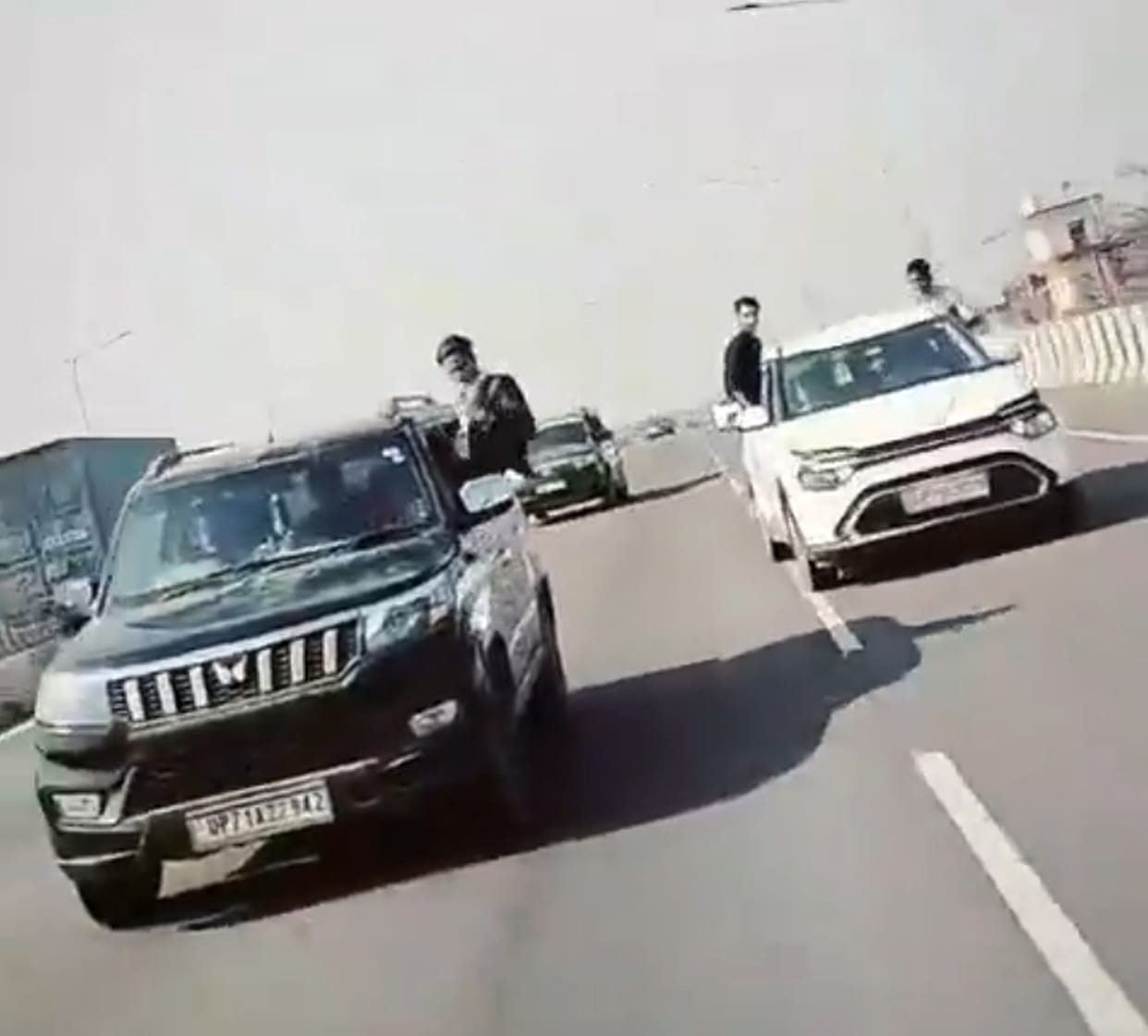 Dangerous stunt by young men in a car on Kanpur-Prayagraj highway, video goes viral