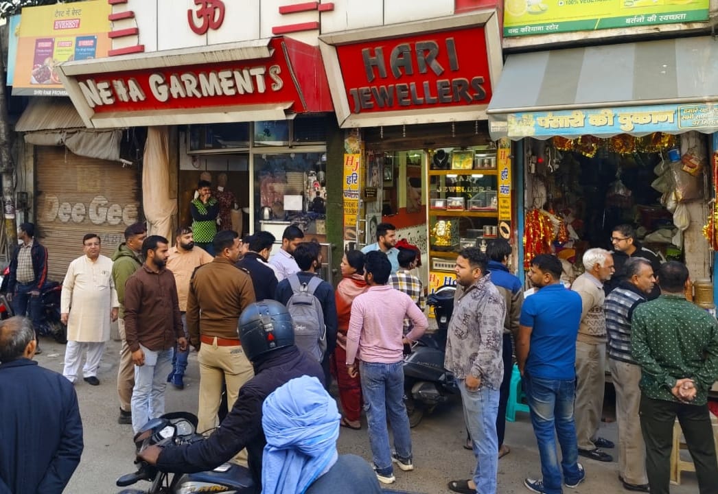Theft in garment shop, entry taken through the roof from a banyan tree