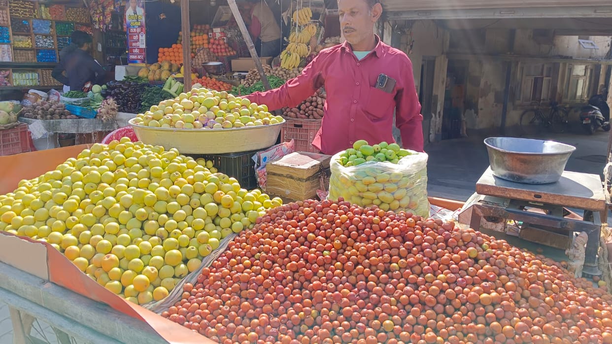 Fruits become expensive before Mahashivratri, demand for plums and carrots increases