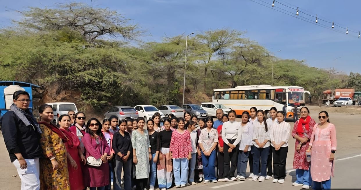 Girl students experienced handicrafts at Surajkund fair
