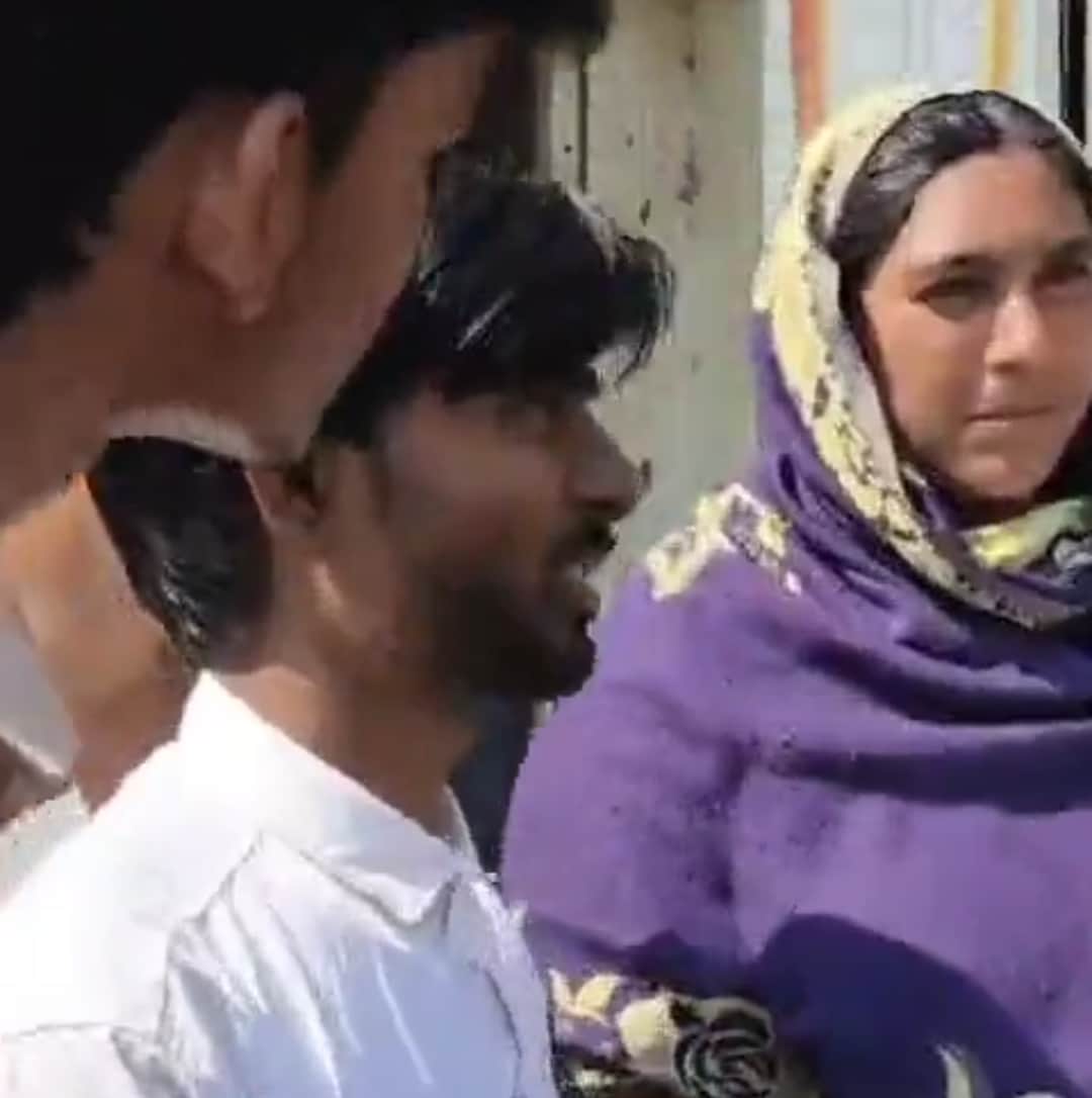 घटना की जानकारी देते पीड़ित