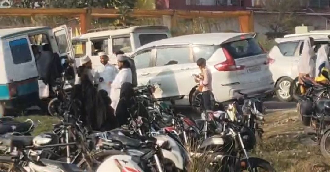Electricity employees demonstrated at the Superintending Engineer's office.