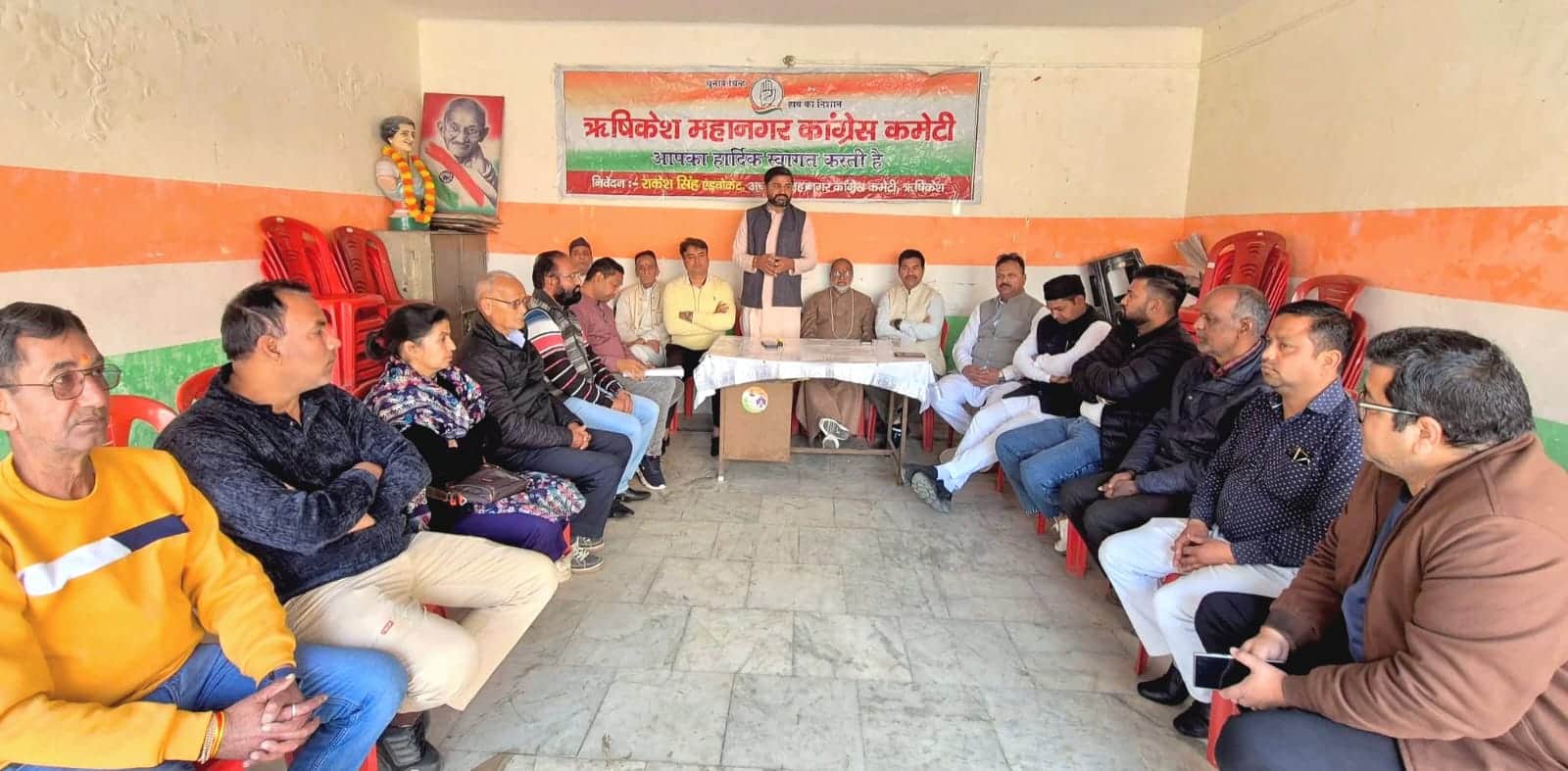 कांग्रेस भवन में राजभवन घेराव को लेकर चर्चा करते कांग्रेस पदाधिकारी और कार्यकर्ता। स्रोत आयोजक