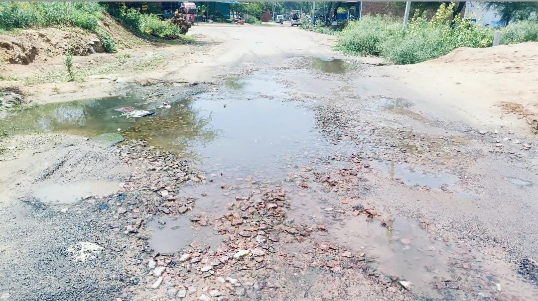 The dilapidated road of Kanhra-Kadma route has become the cause of accidents