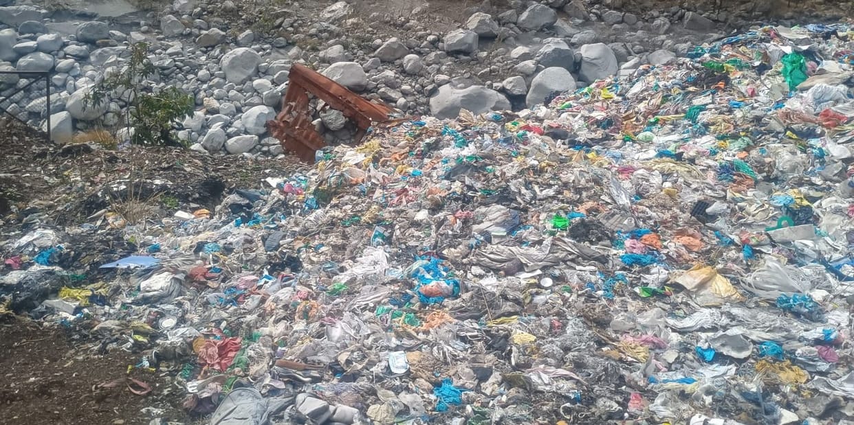 Even after a year and a half, the garbage has not been removed, people troubled by the stench have threatened to protest.