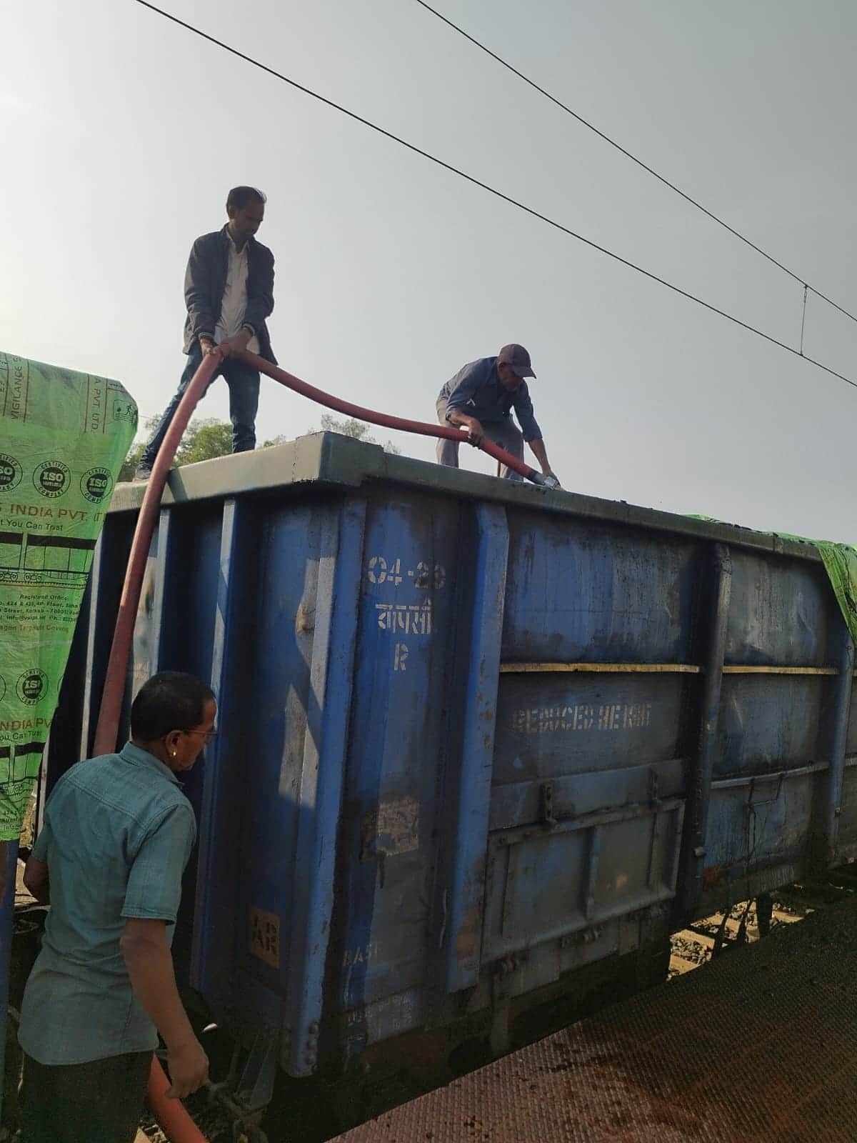 कोयले से भरी मालगाड़ी में लगी आग हर्री रेलवे स्टेशन की घटना फायर विग्रेट ने पाया काबू।