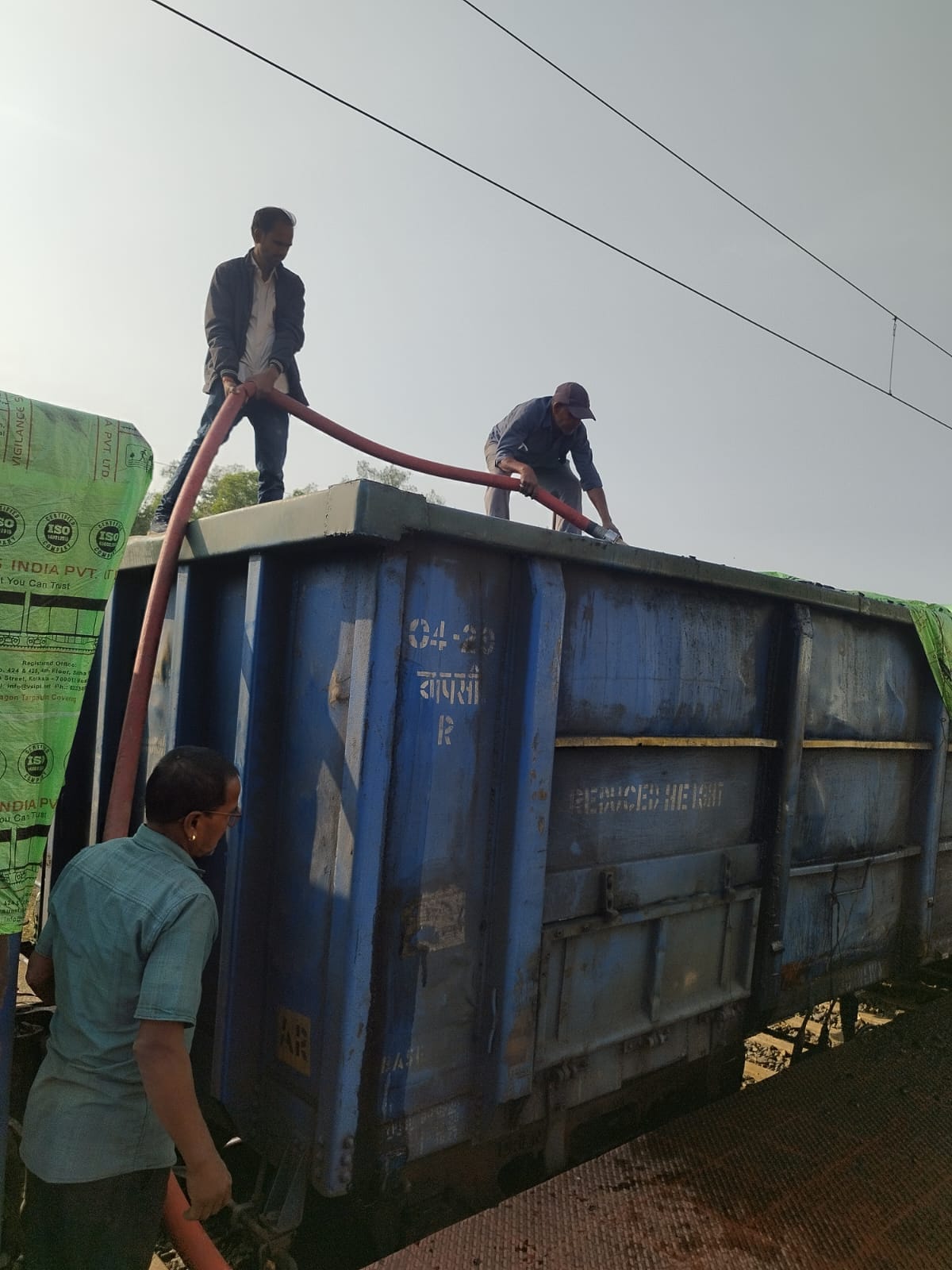 कोयले से भरी मालगाड़ी में लगी आग हर्री रेलवे स्टेशन की घटना फायर विग्रेट ने पाया काबू।