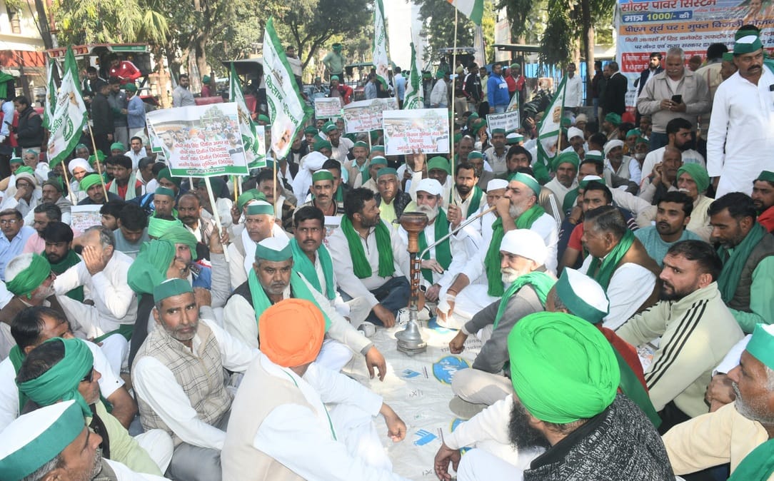 BKU surrounded the DM office, farmers continued their protest even at night.