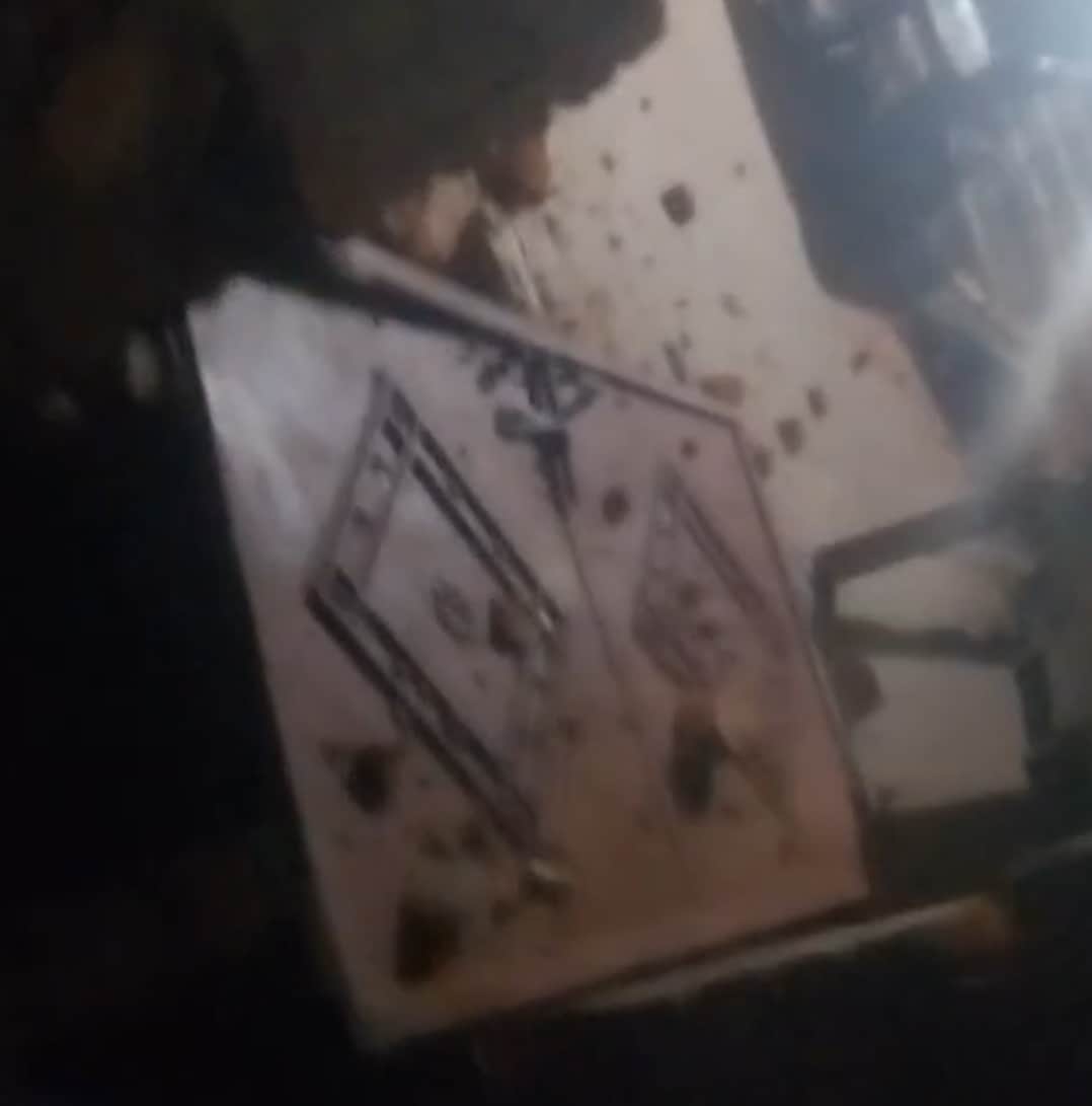 हाथियों के हमले से क्षतिग्रस्त दरवाजा