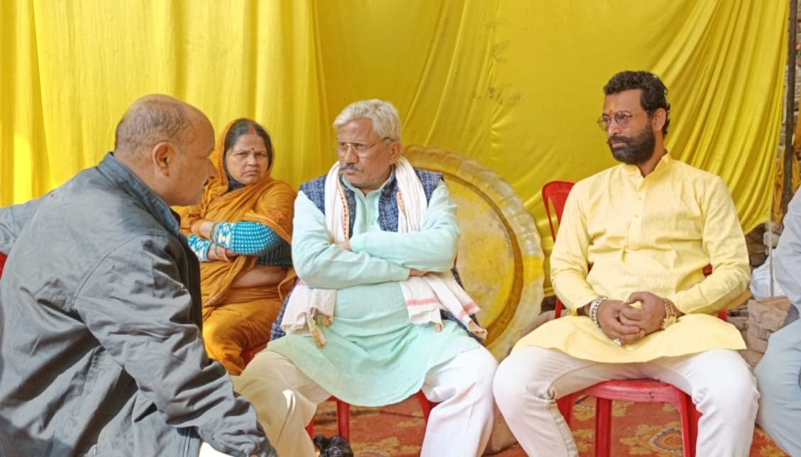 During the turmeric ceremony, miscreants threw bricks and stones at the house.