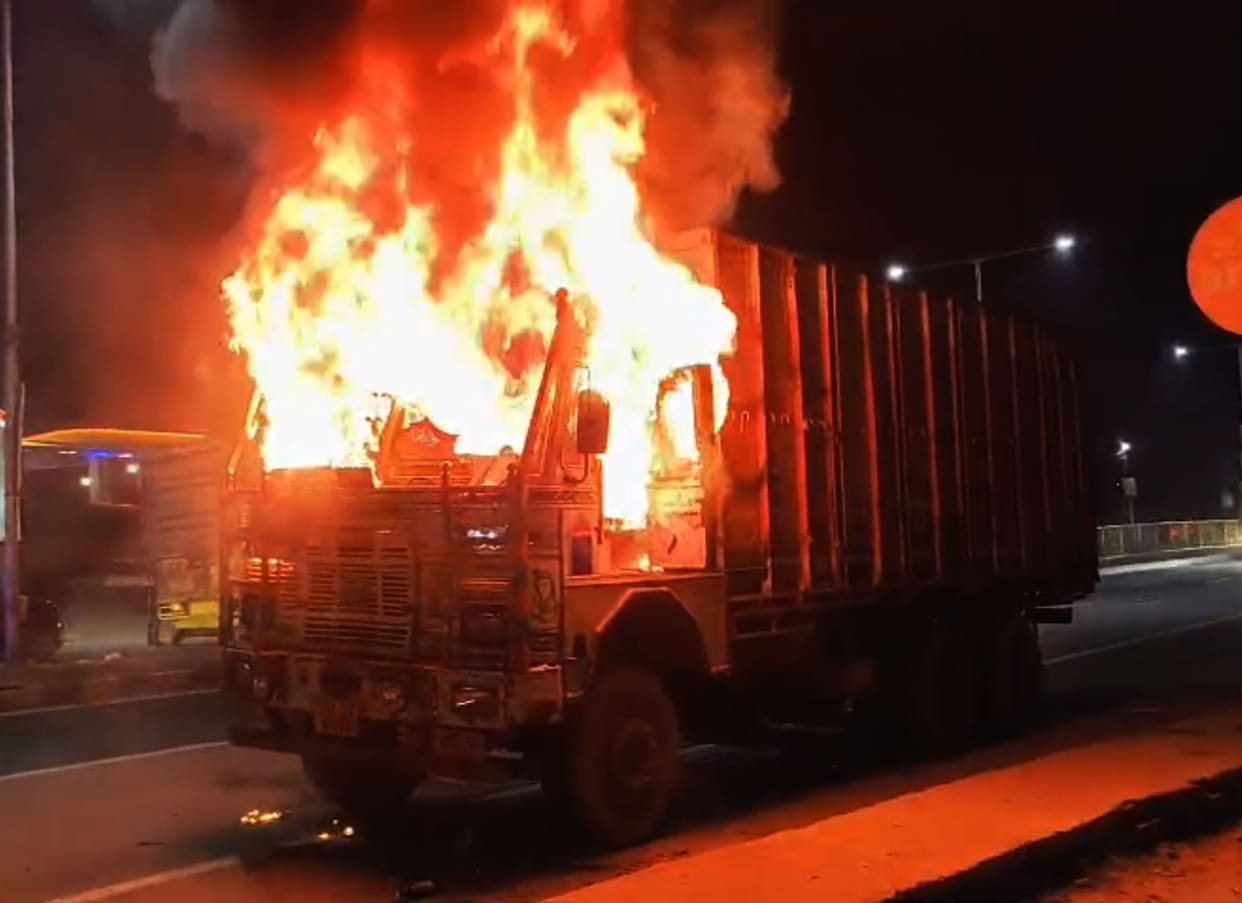 A truck parked on the side of the highway caught fire, causing panic.