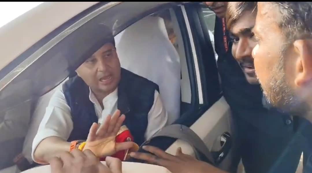 पीड़ित पुत्र अपने पिता के साथ सिंधिया से मिले