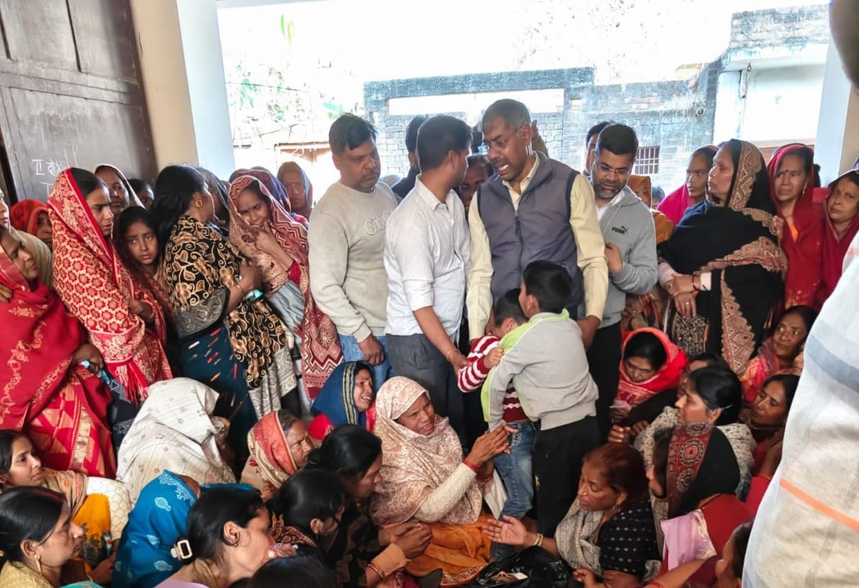 Two cars collide on the service road of Ganga Expressway, teacher dies