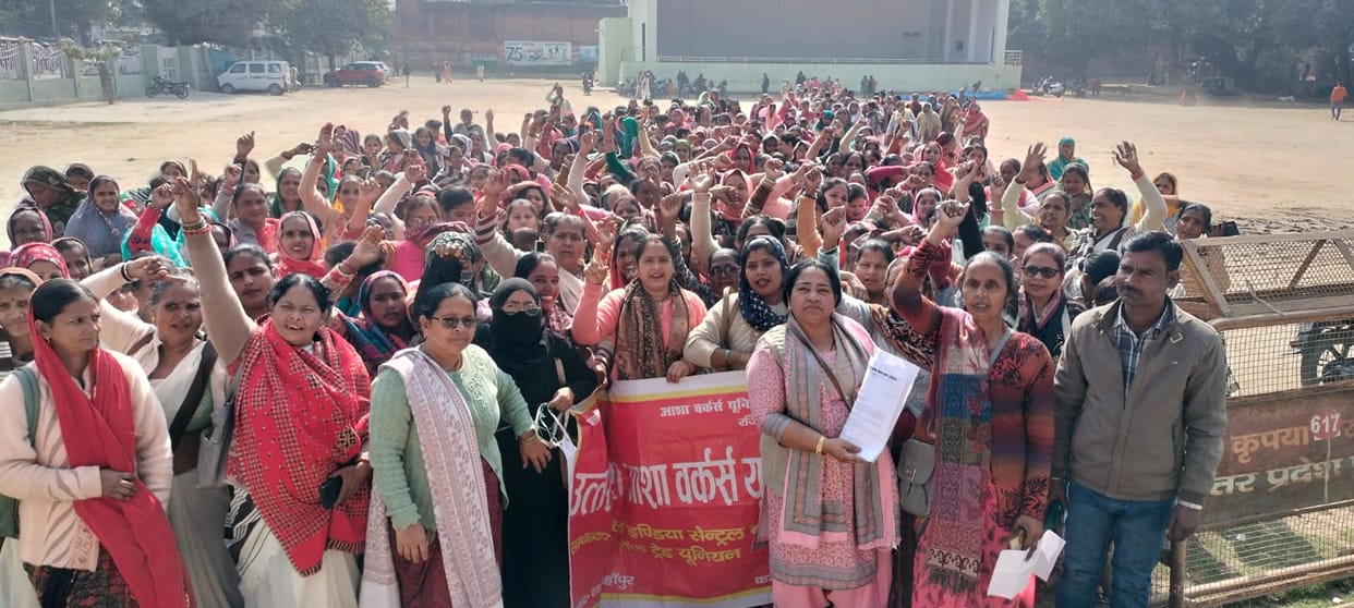 Asha workers are vocal against the health department and also take out a procession.