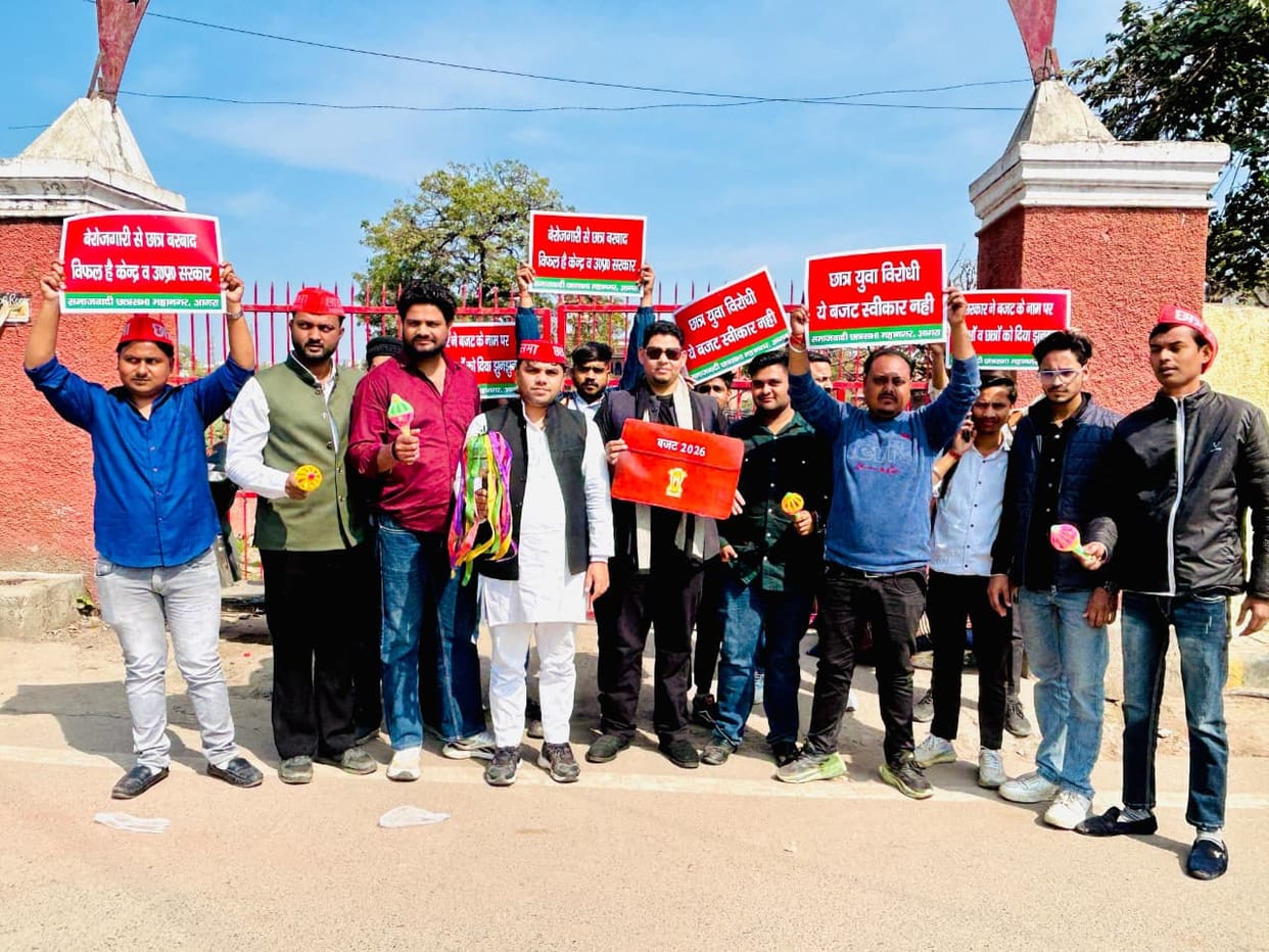 SP workers protested against the budget by ringing rattles.