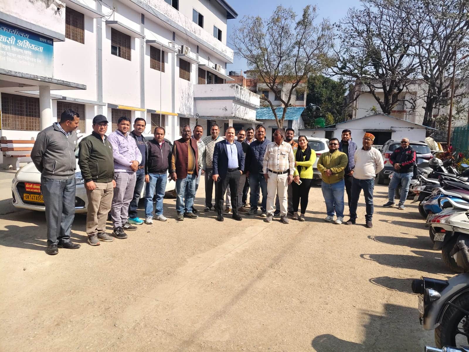 विद्युत वितरण खंड कार्यालय शैल विहार में कार्यबहिष्कार करते विभागीय अधिकारी और कर्मचारी। स्रोत