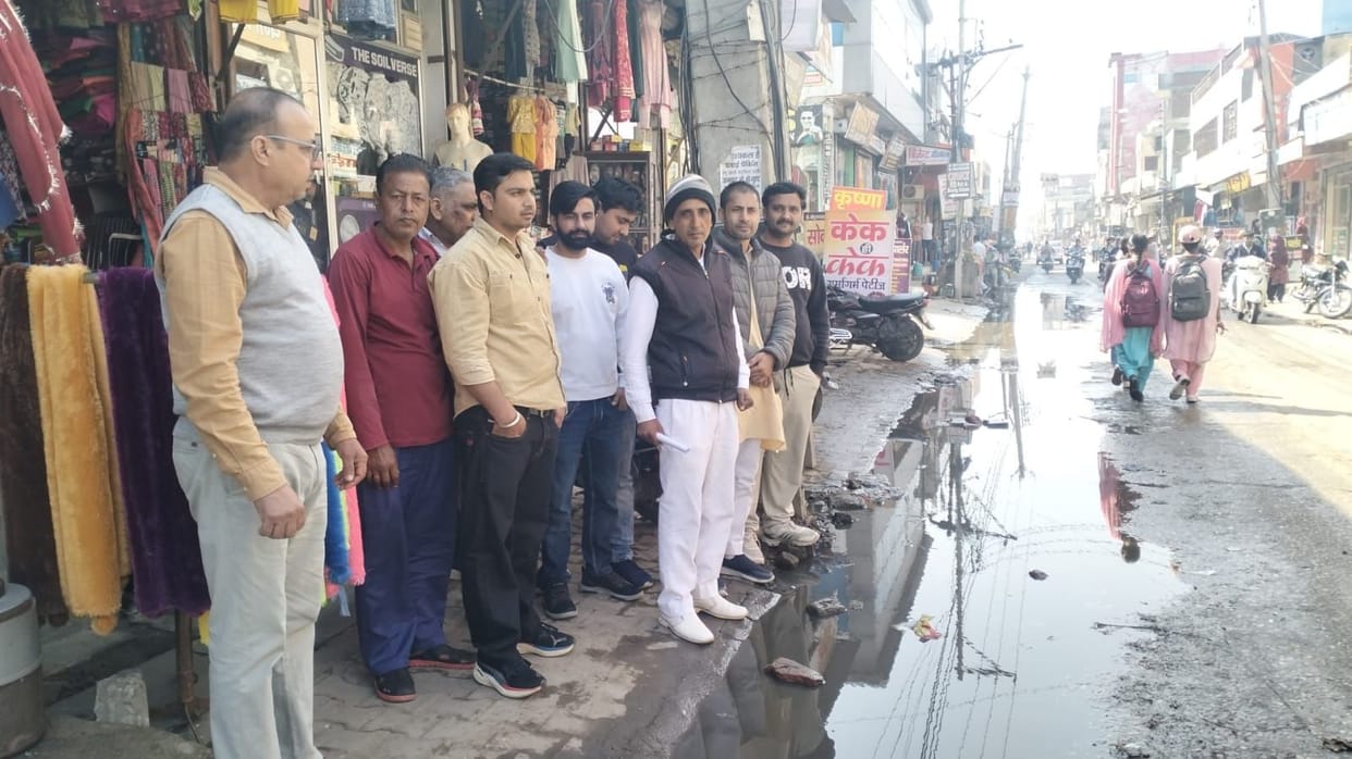 Shopkeepers are troubled by dirty water in the market, complaint lodged at the Block Panchayat office