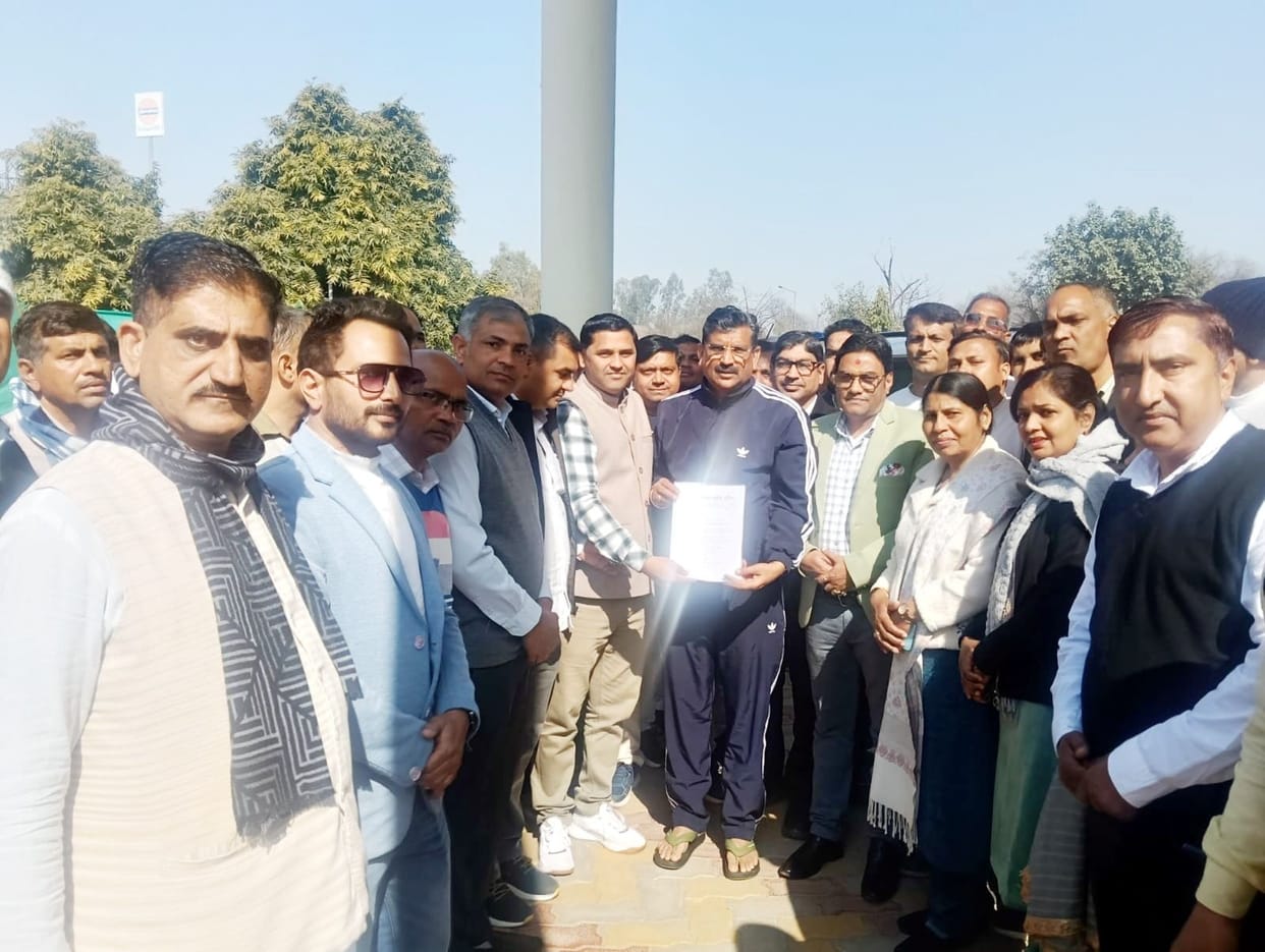 Employees submitted a memorandum for the restoration of old pension.