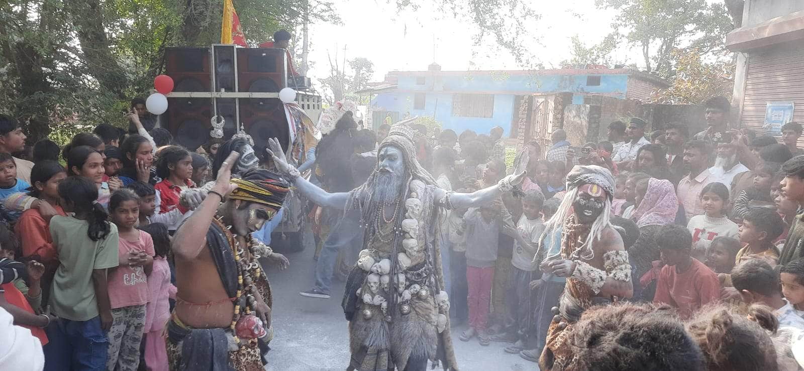 डोईवाला में आयोजित शिव बारात में शिव की वेशभूषा में झांकी निकालते कलाकार। जागरूक पाठक