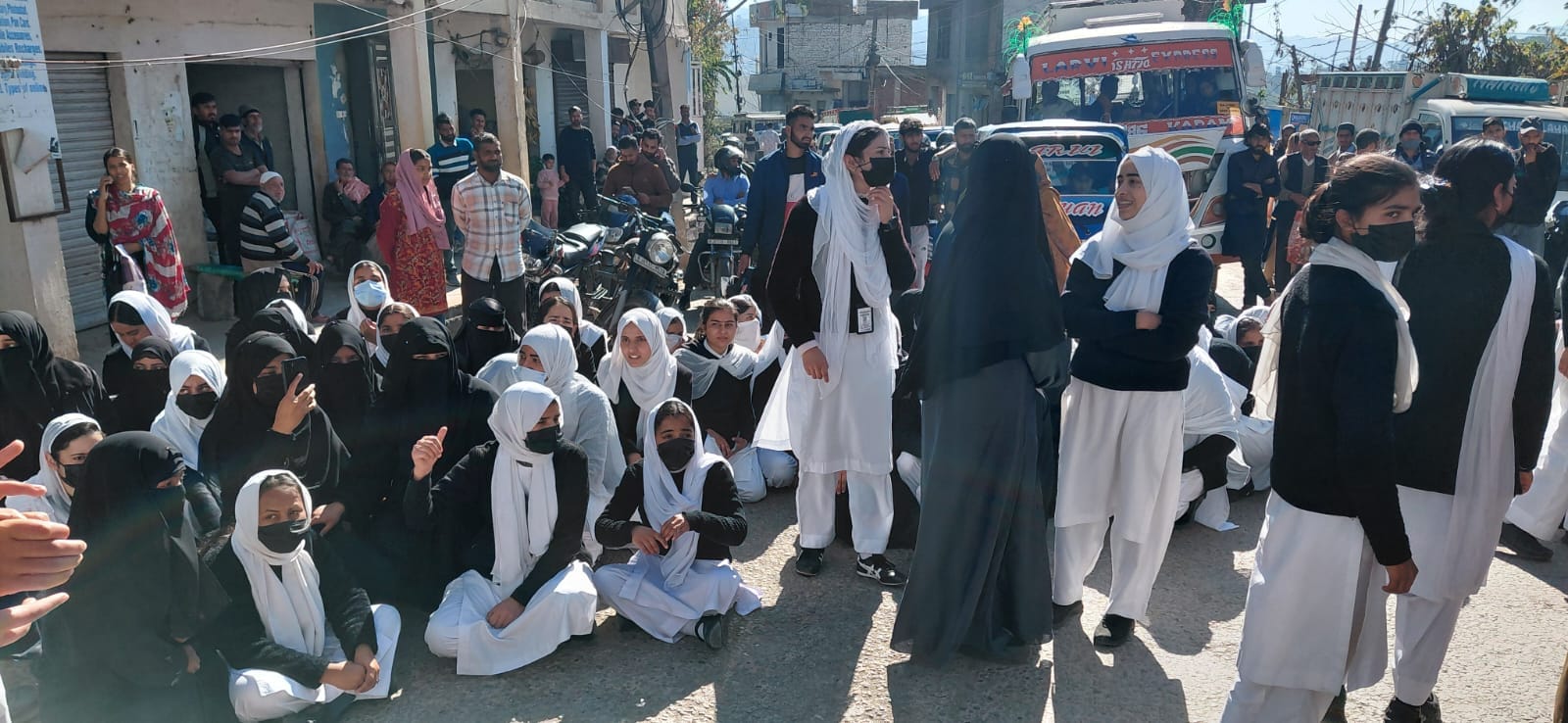 एएनएमटी स्कूल राजोेरी के विद्यार्थी छात्रावास सुविधा की मांग और अन्य मांगो को लेकर सड़को पर,रा