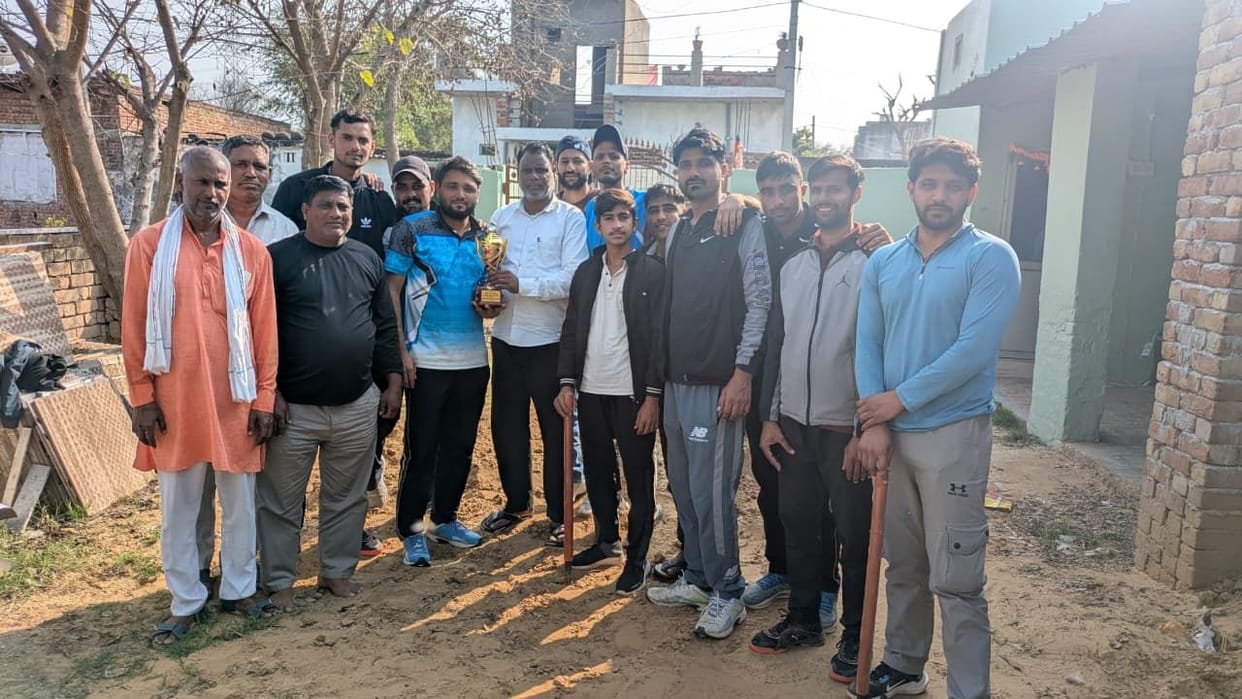 Cricket kits given to the players of village Mohalda
