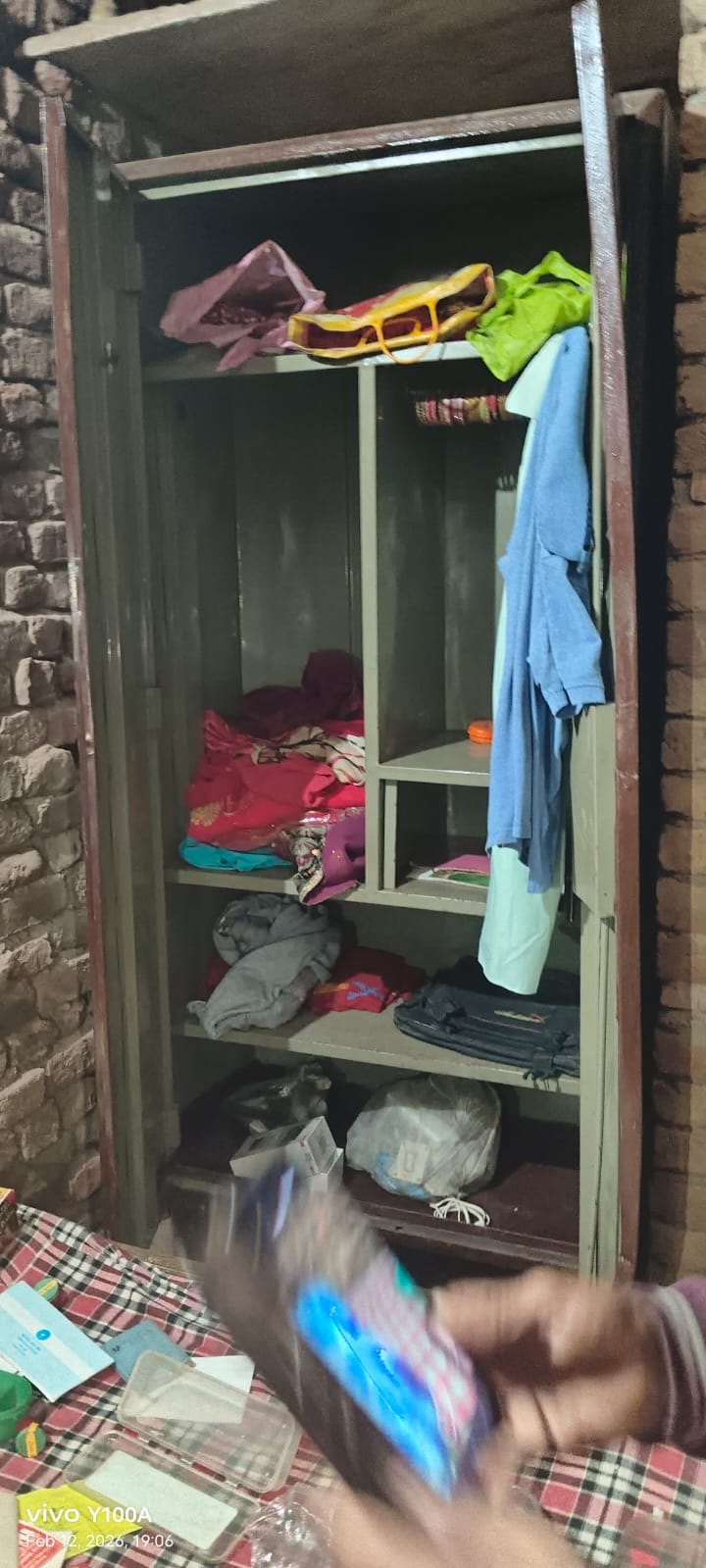 Jewelry and money were stolen by breaking the locks of cupboards and chests.