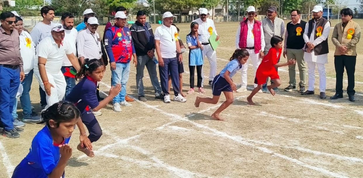 Riya of Hamirpur won the 50 meter race.