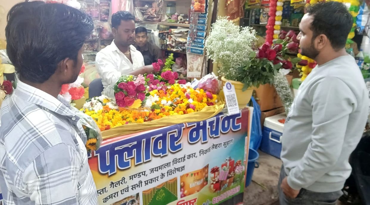 Gift centers and flower houses were bustling on Valentine's Day.