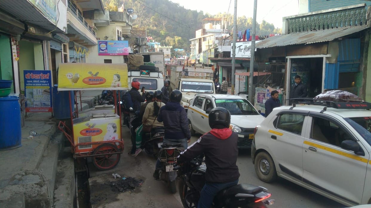 Traffic jam in Gangolihat, devotees who came for Haat Kalika Darshan were troubled.