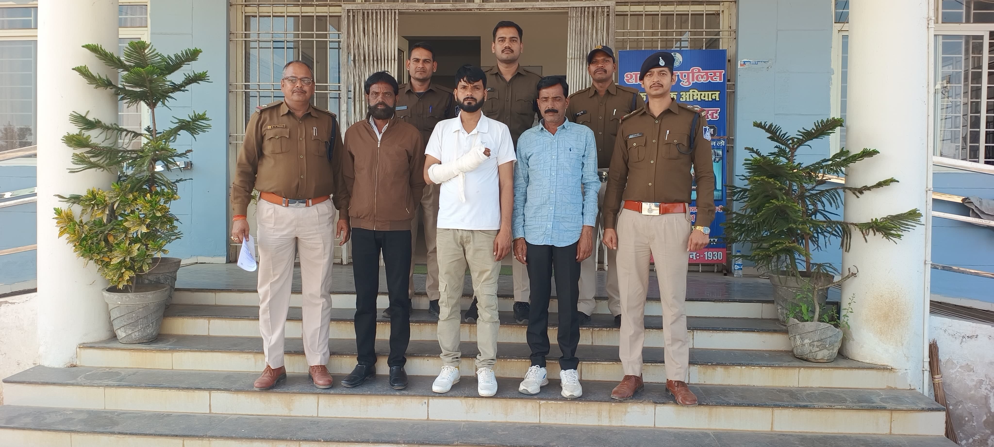 गिरफ्तार आरोपी, पुलिस घेरे में।