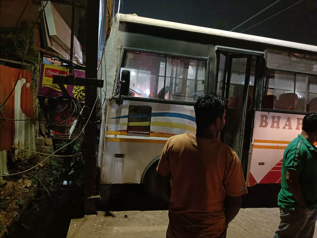 घटना के बाद चालक को ले जाती पुलिस