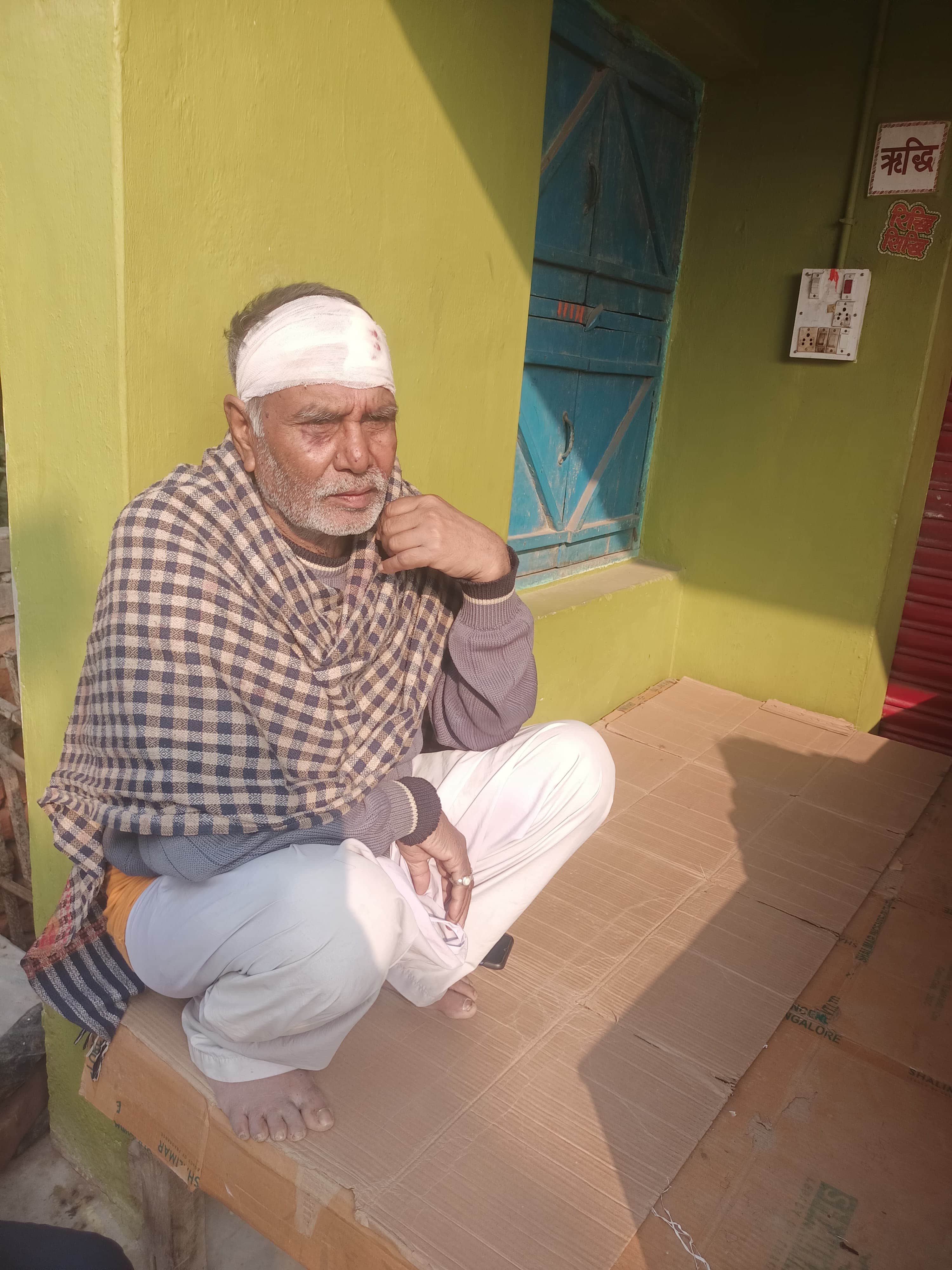 घटनास्थल पर बिखरी समान और घायल परिजन